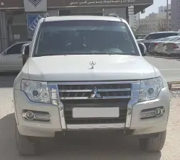 2015 ميتسوبيشي باجيرو in Dubai