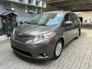 2012 Toyota Sienna in Dubai